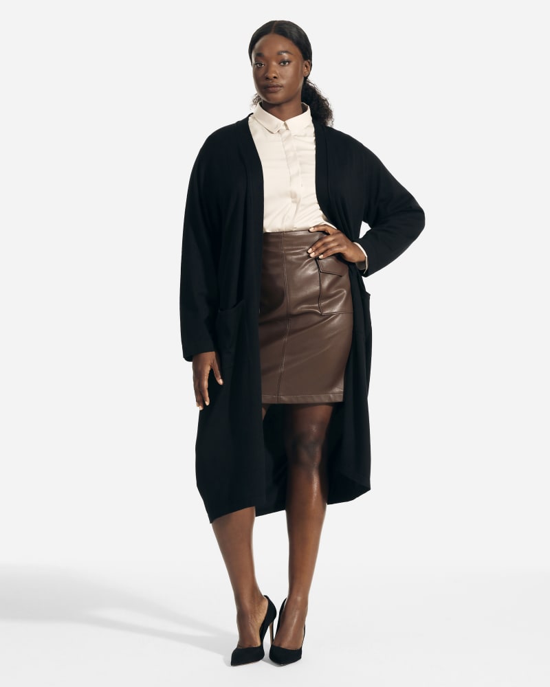 Front of a model wearing a size 1X Celeste Open Front Duster Cardigan in Black by T Tahari. | dia_product_style_image_id:229181